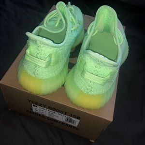 Yeezy 350 v2 Glow